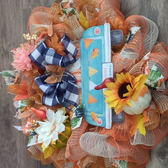 A Cute Autumn Welcome Wreath - Picture 9 of 12